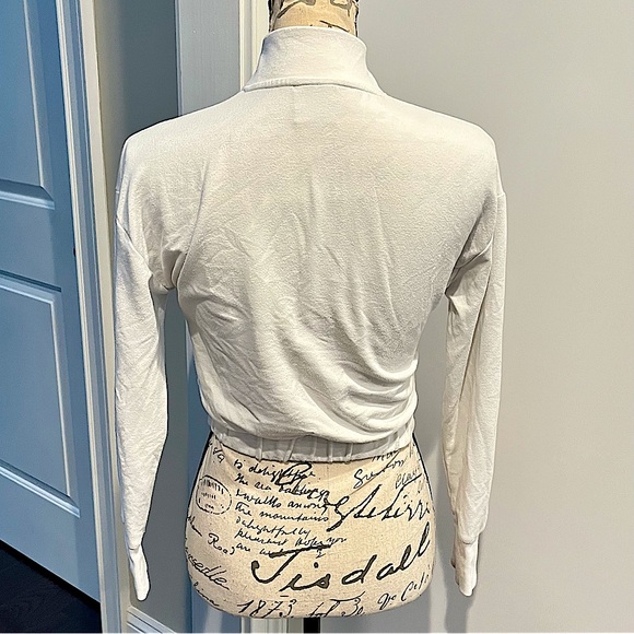 Gymshark Pippa Training Pullover Slightly Cropped Sweatshirt in White - Picture 4 of 16